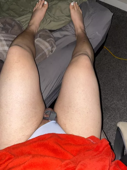 Day 6 of 31 for locktober Iām starting to get way to horny š any tips on how to stop morning erections?š„²