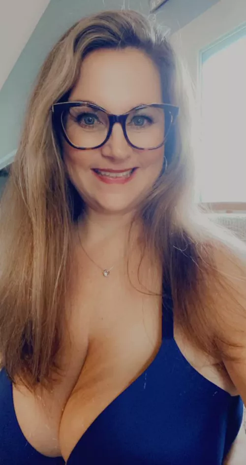 Day two in the group! I hope you like my MILF look. I certainly do have a naughty side!