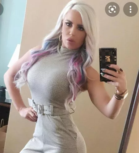 DDana showing her slim waist but massive cleavage