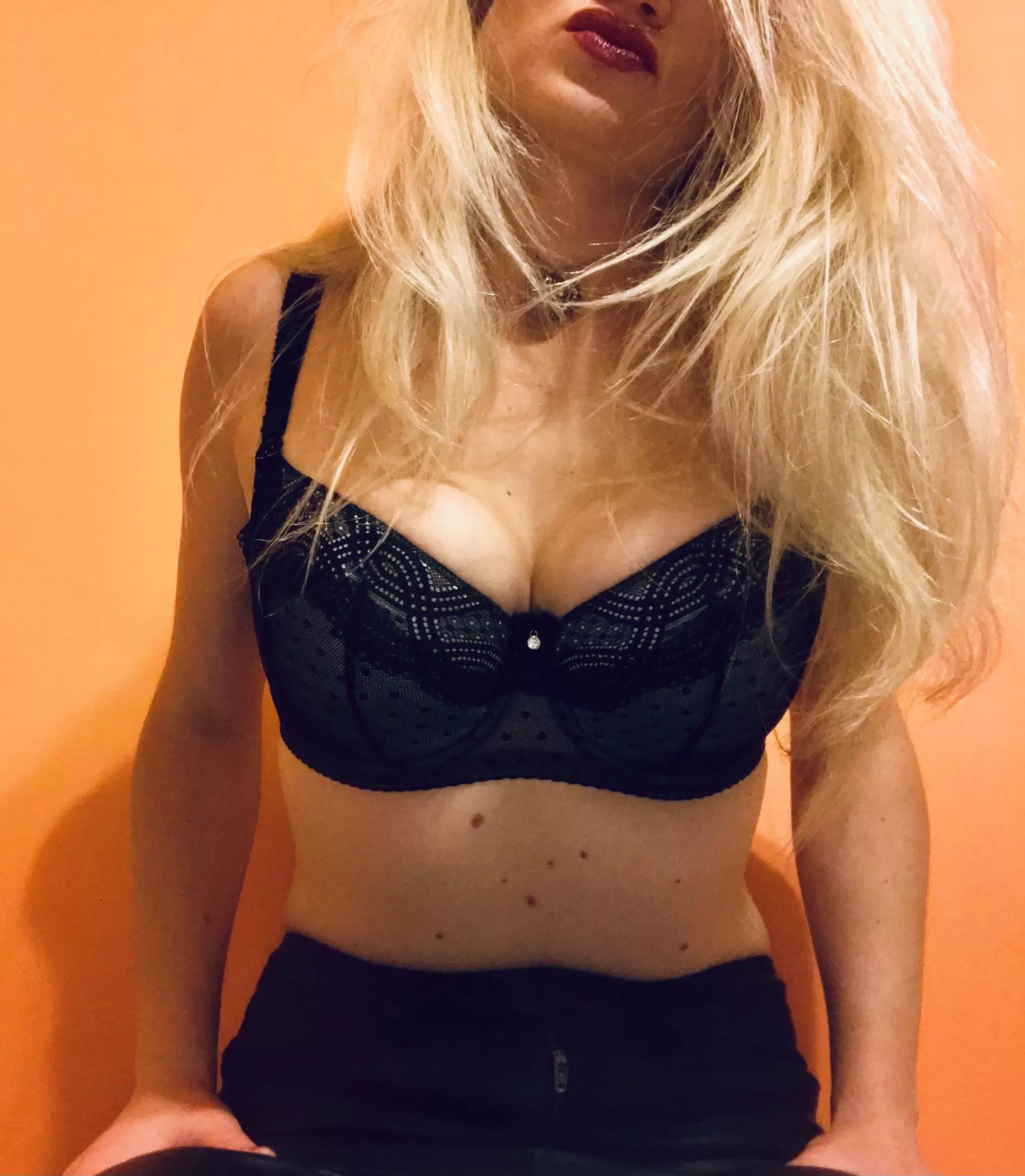 Describe this photo with one emoji 💋