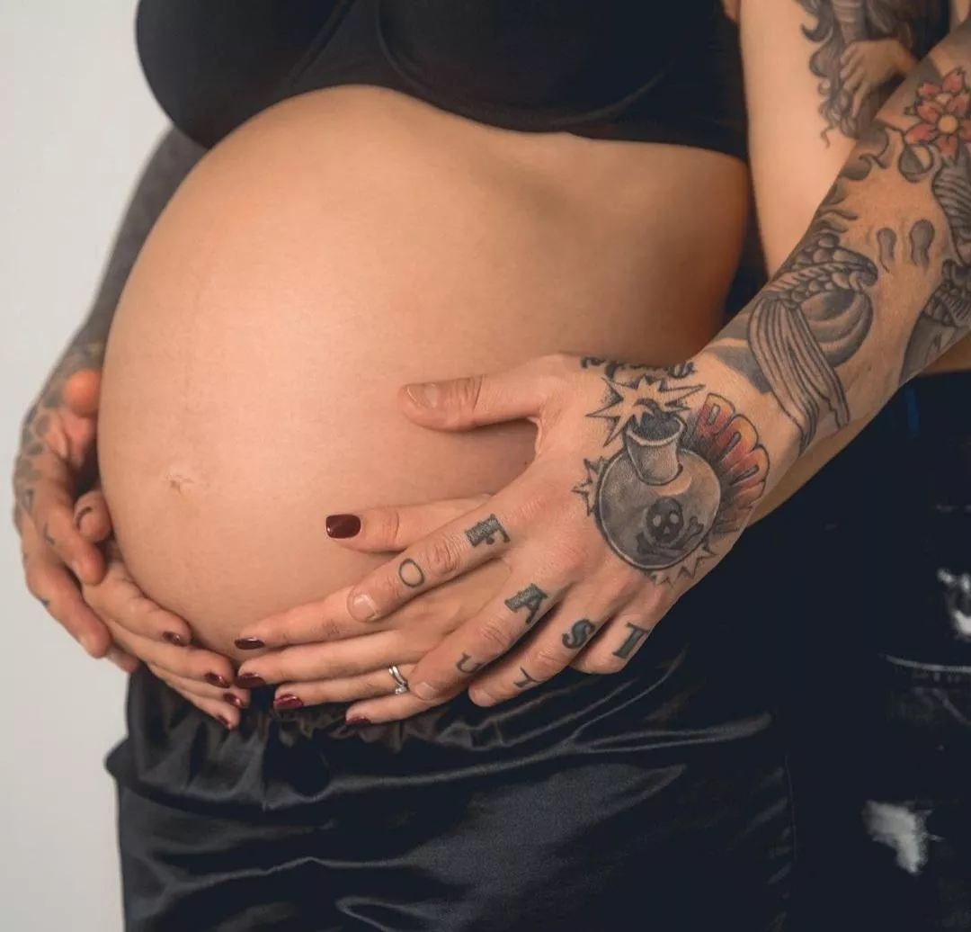 Describe this picture using only emojis 💕