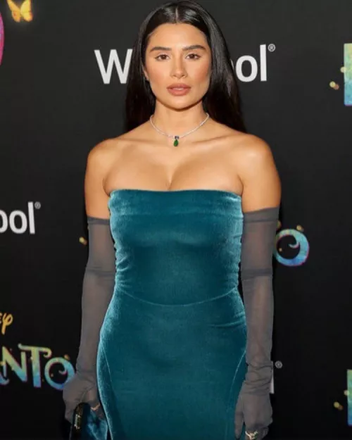 Diane Guerrero. God she gets me horny