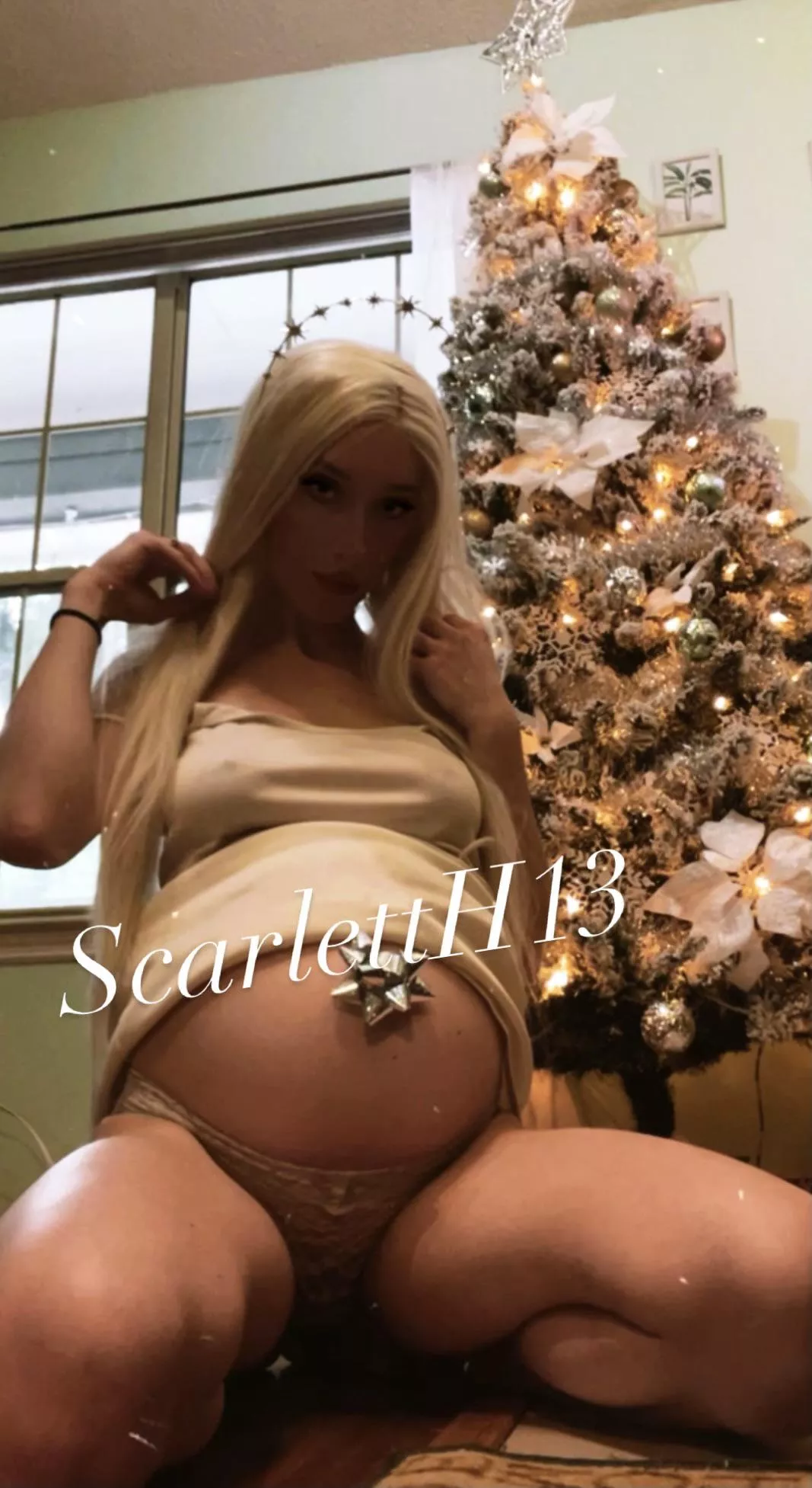 Did someone wish for a petite preggo for Christmas?