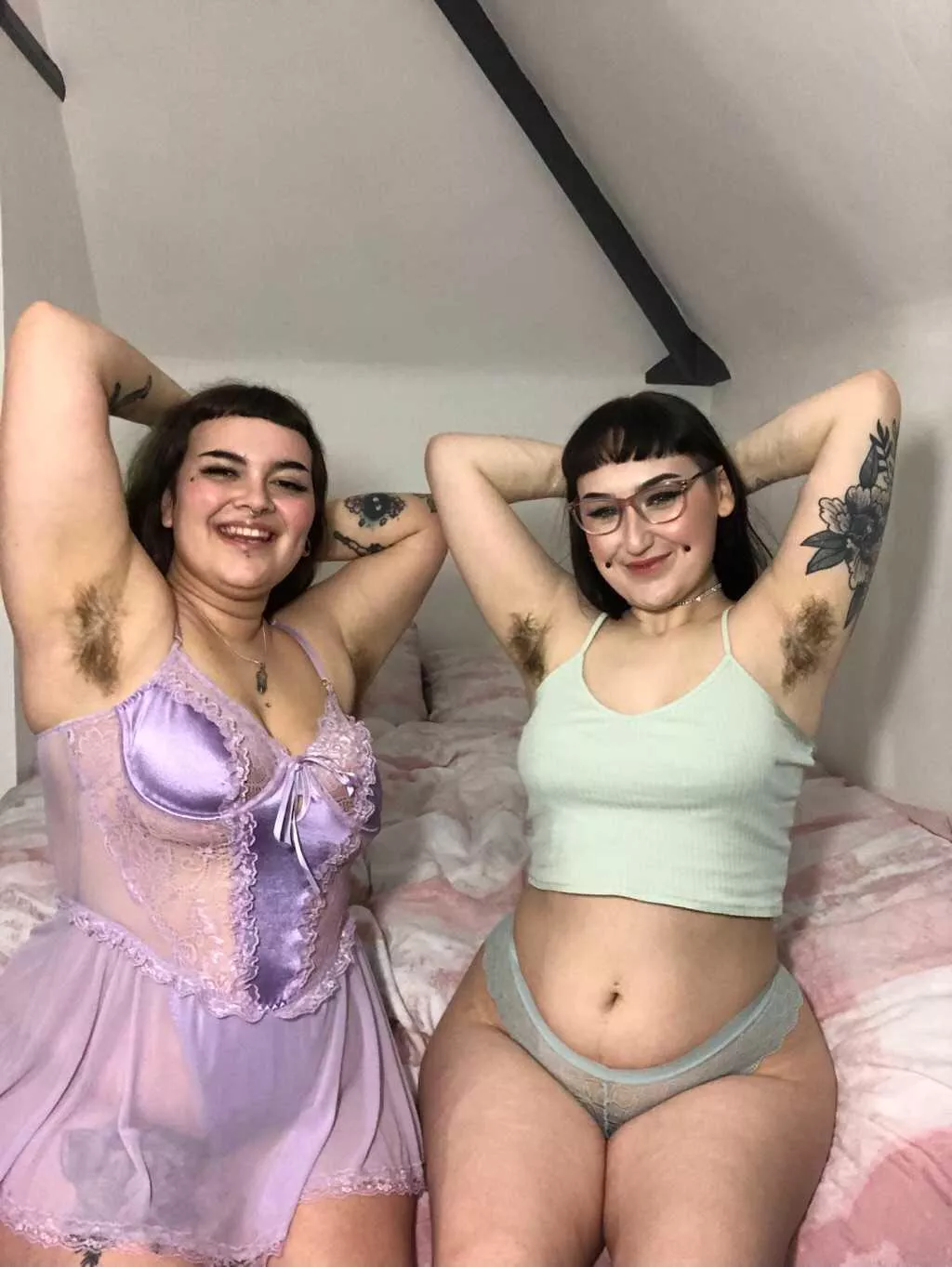 Did you spot the sweat patch? 👀 I bet you'd love to run your tongue across out armpits & suck on the long hairs! Clean up all of our sweat 😈