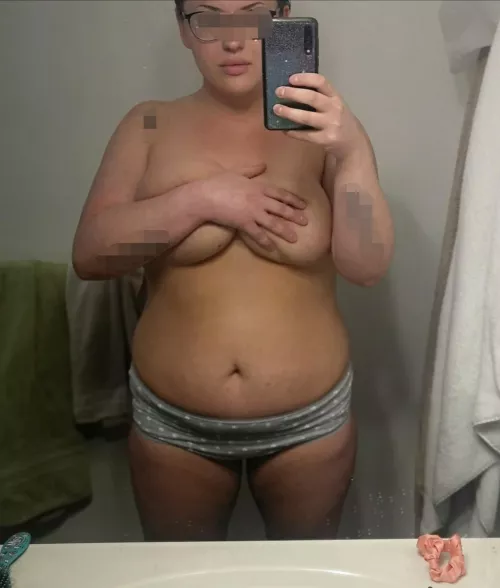 Didn't think I could hold both titties with one arm, guess I can 🙃