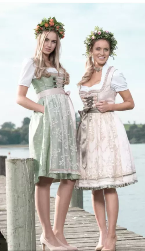 Dirndl girls
