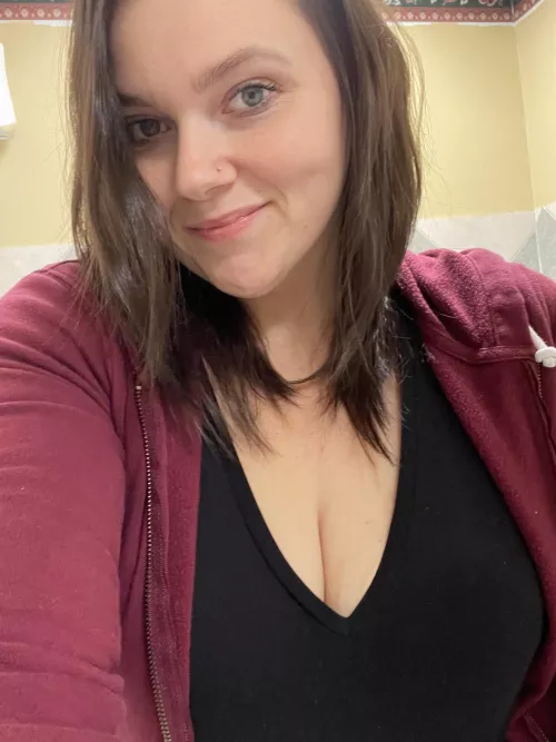 Distract me at work👉🏻👈🏻🥺 it’s only Tuesday….. 😭😢😩