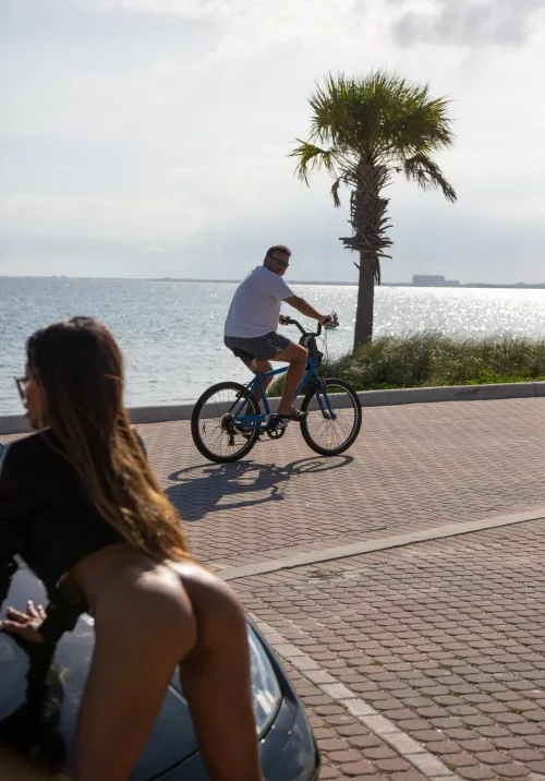 Distracted by this beauty 👀