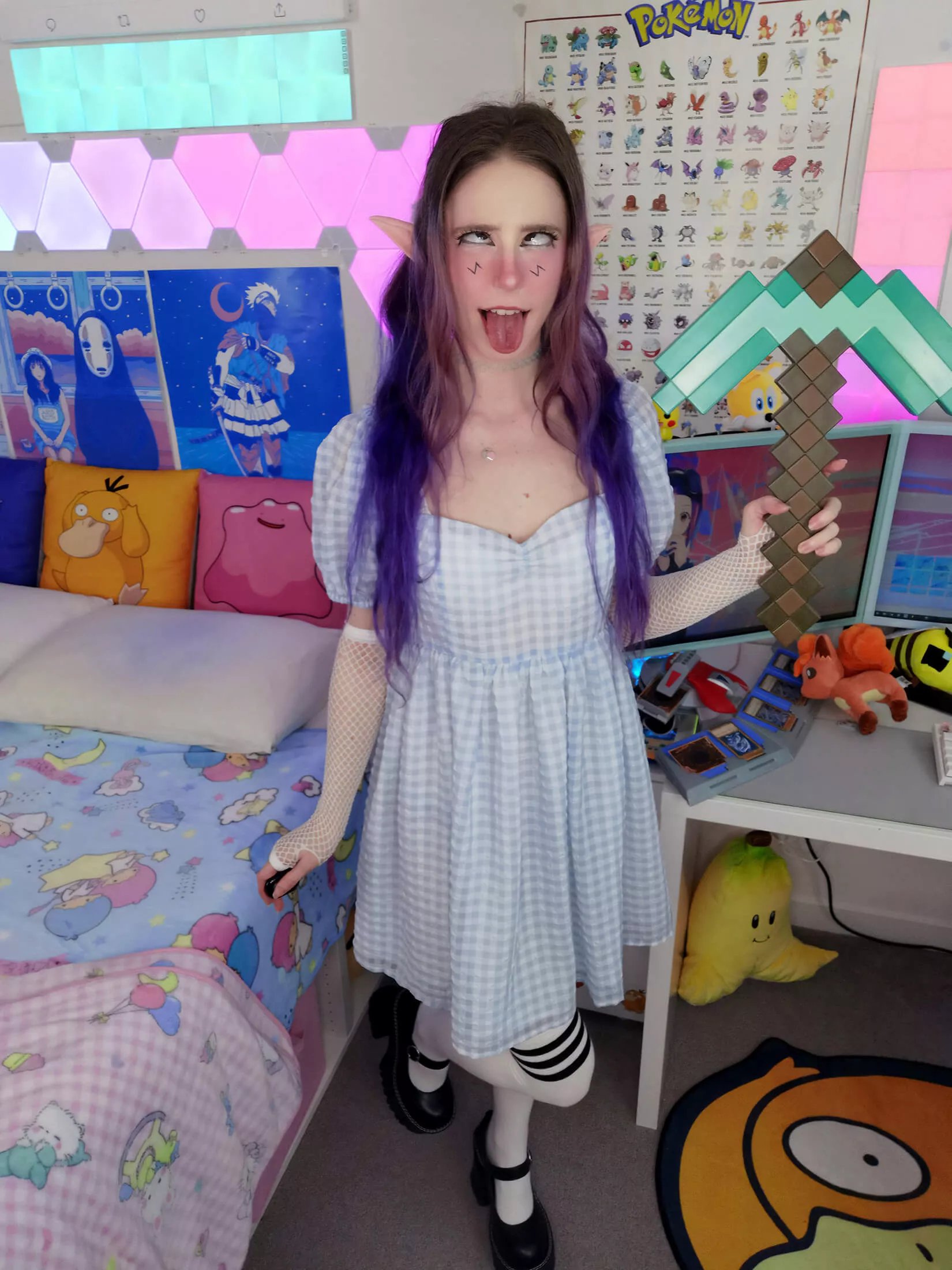 distracting you with a ahegao so i can take your diamonds 💎😊