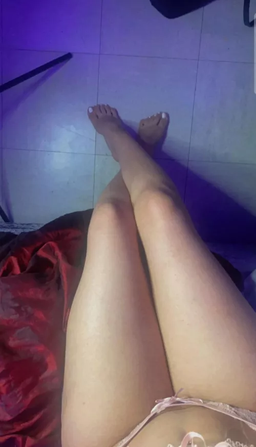 Dm me for some fun with my feet and legs😘