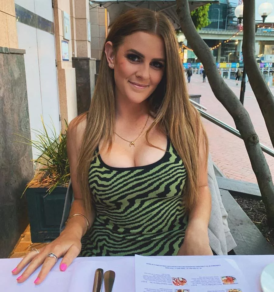 Dm me to see her tits 🤫