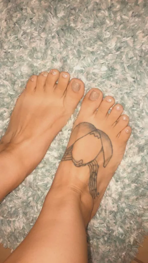 Do I have nice feet?[f32]