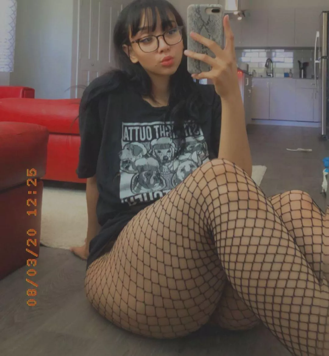 Do I have thick thighs? I dont usually wear fishnets but they actually look good!! Do I have thick thighs? I dont usually wear fishnets but they actually look good!!