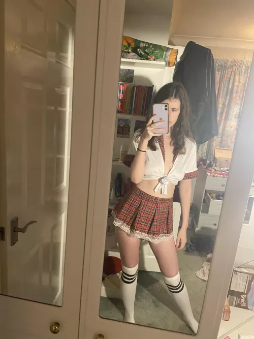 Do I look like a good girl? Or do I need a spanking in your office š