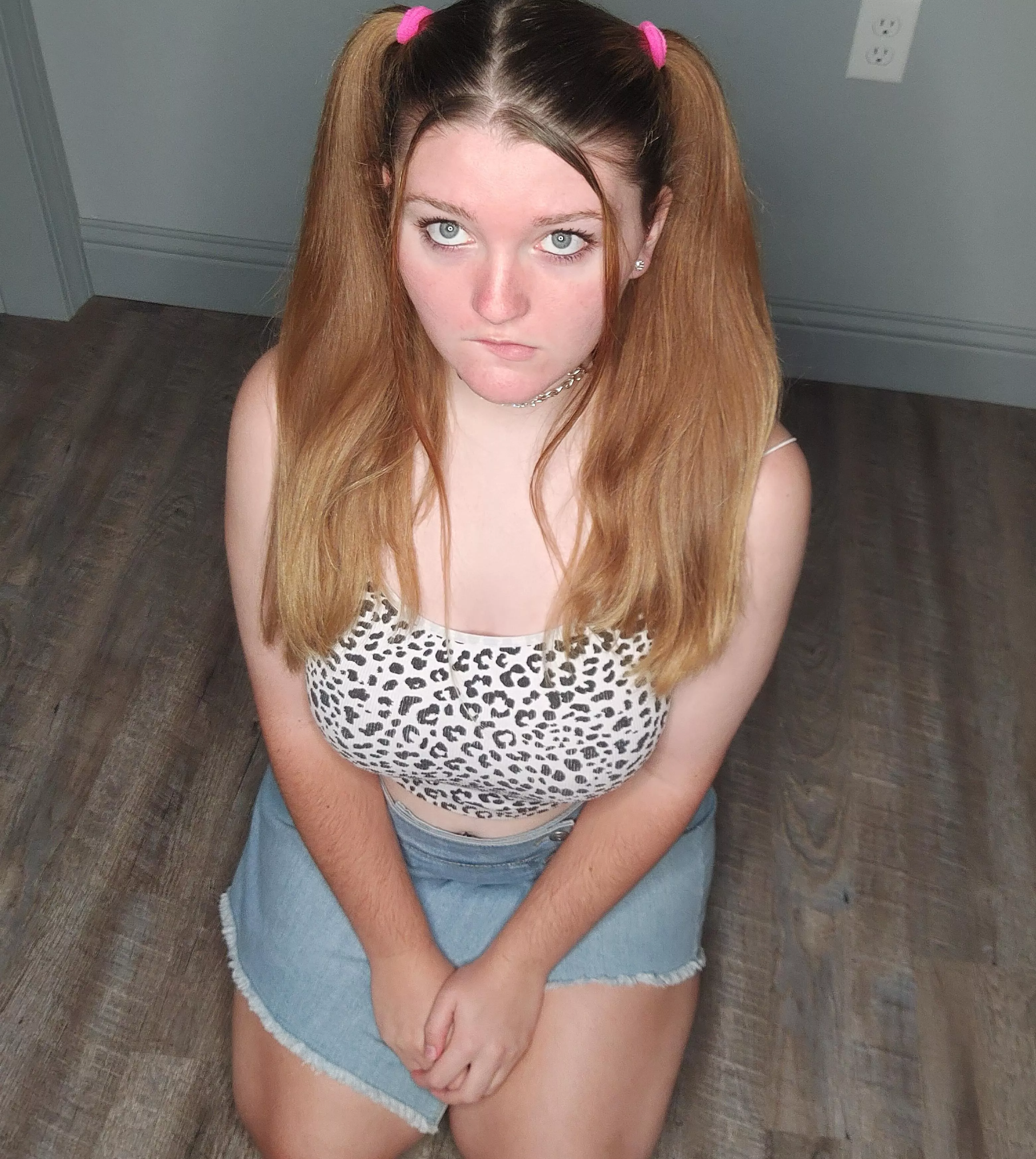 Do I still get your attention even with clothes on daddy 🥰 Horny Amateur 💦 NO PPVS 💋 Kink & Fetish Friendly 😍 Custom Content 😉 Toys & Buttplugs 🤫 GFE 💜 VERY INTERACTIVE 😘 (LINK BELOW) ⬇️⬇️