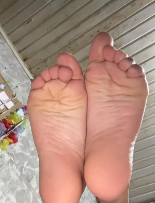 do my feet please u? 🙈 come have some naughty fun 😋 dms open