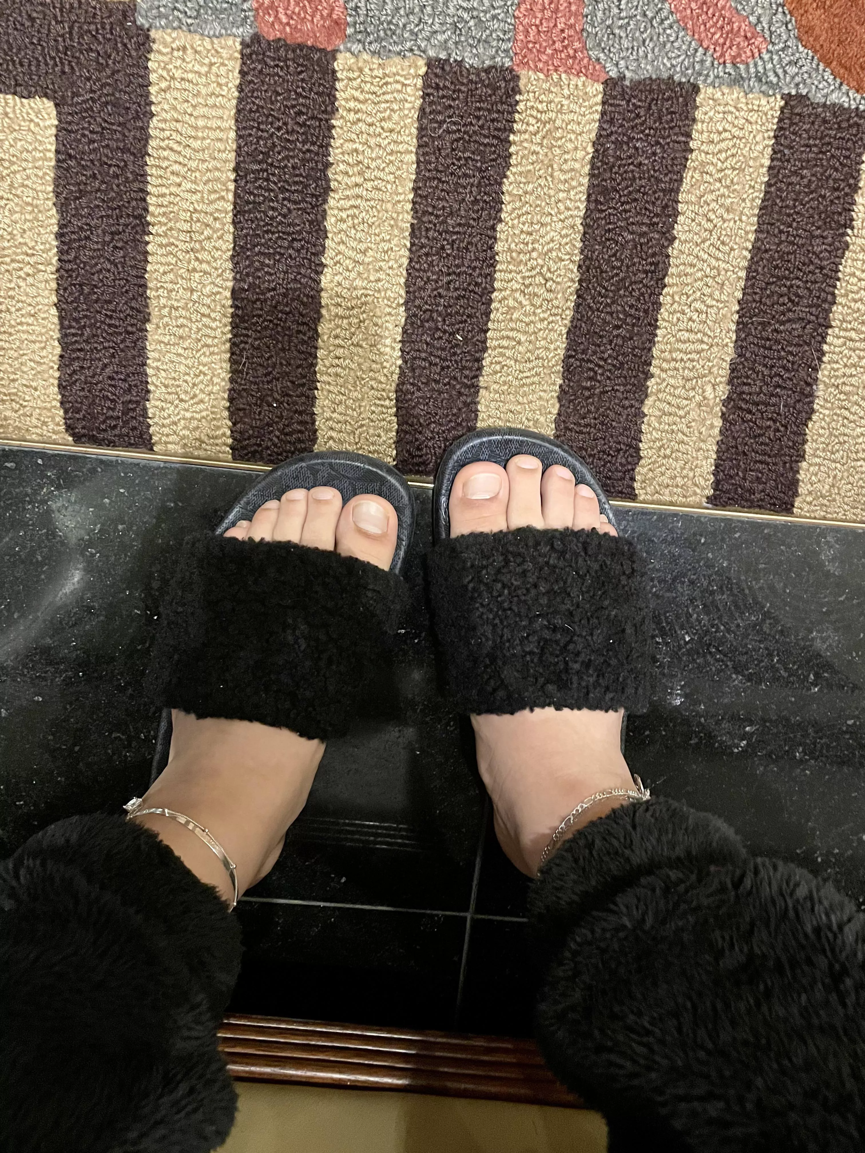 Do o have cute feet?