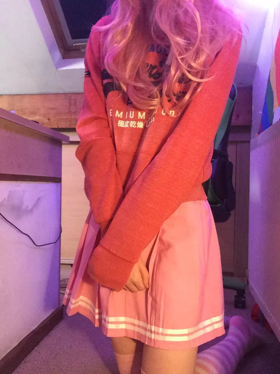 Do u like my skirt? >~<