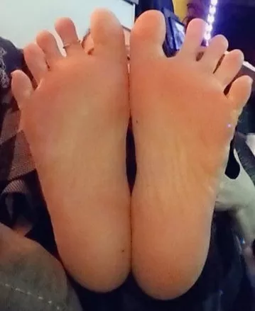 Do u like small feet and long toes???