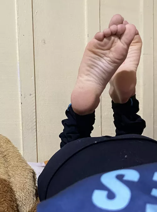 do u like this position? pert butt n feet on ur face, enjoy. 😈 dms/pms r welcome