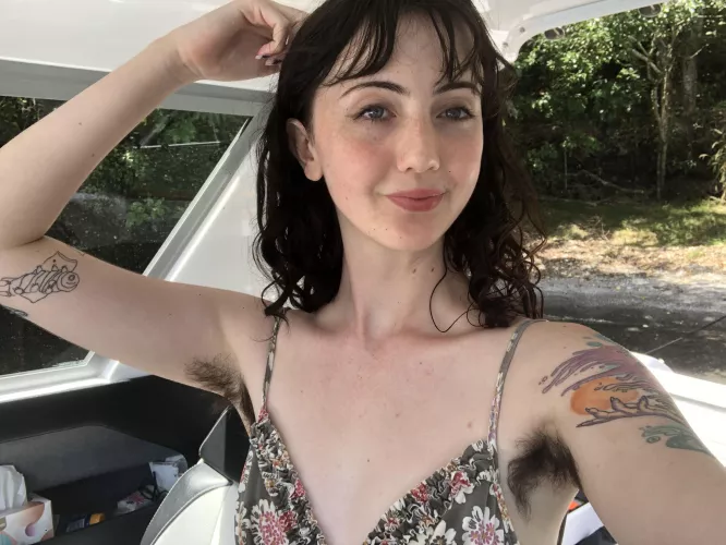 Do u prefer dark or light armpit hair ? Or are u a lover of both ? 🥰