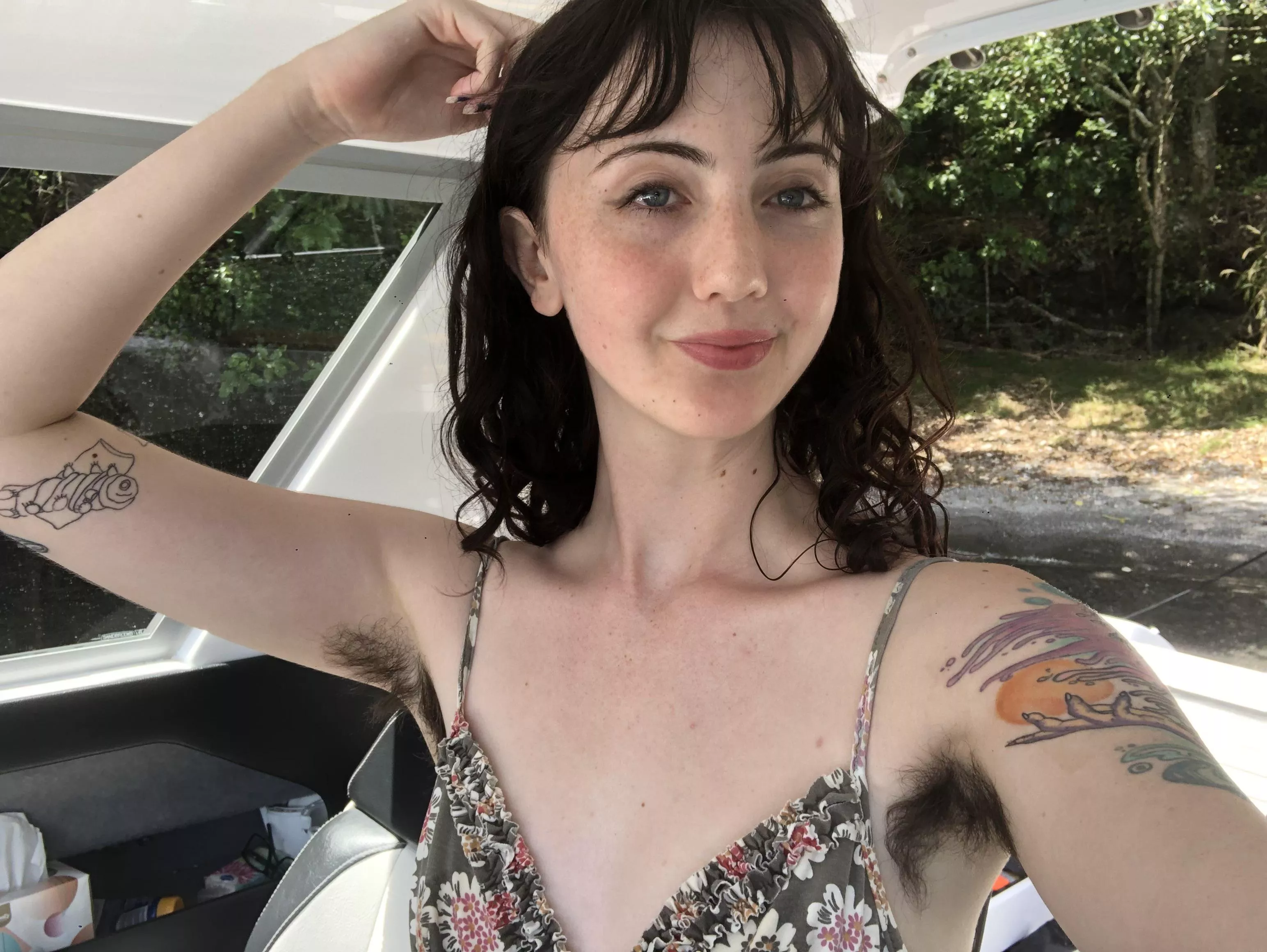 Do u prefer dark or light armpit hair ? Or are u a lover of both ? 🥰