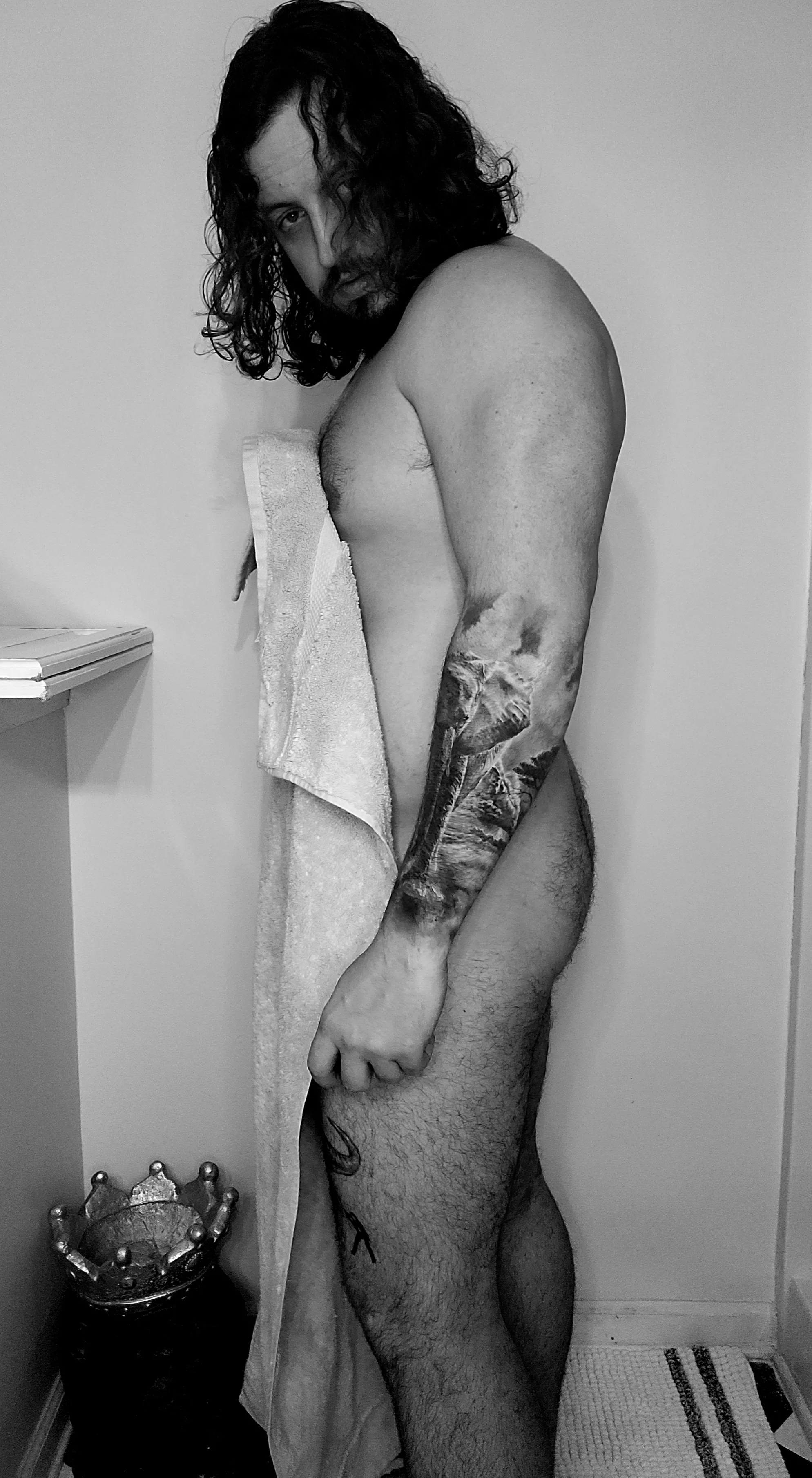 Do y'all like men here too? I need someone to hold my towel 😈