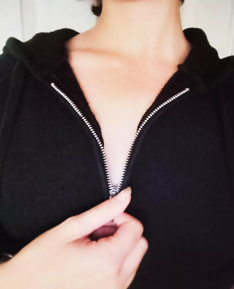 Do you ever what we're [F] wearing under our hoodies? 👀 Also, hi! 😁❣️