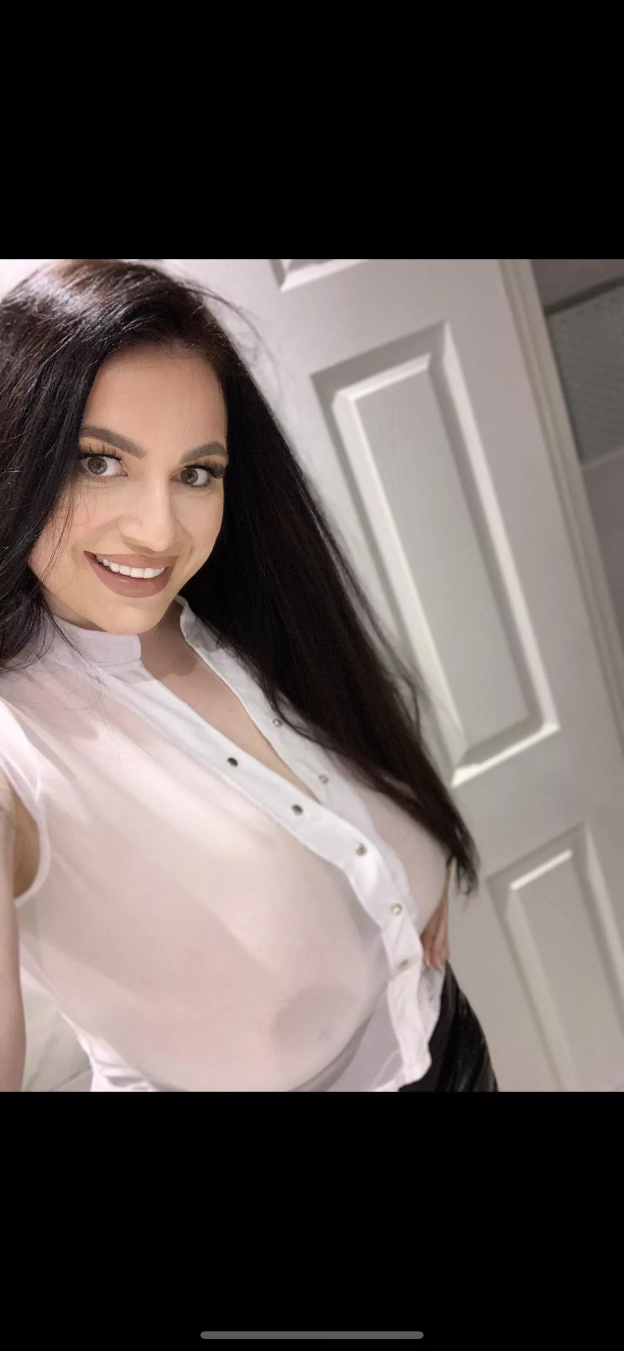 Do you fancy this braless British babe ?😋