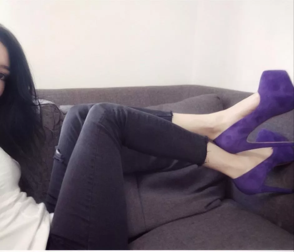 Do you guys enjoy when we wear skinny jeans and heels? (Oc) 💕