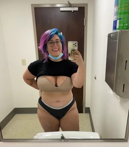 Do you guys like milf mamas in scrubs? Free trial, link in comments ๐ฅ