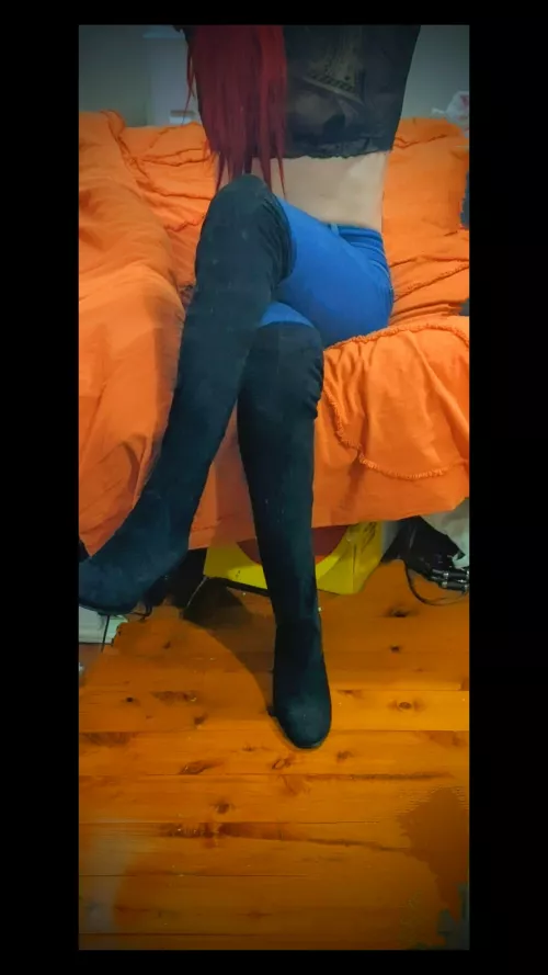 Do you know how hard it was to get these tight jeans and boots on? I may need help getting them off 😜