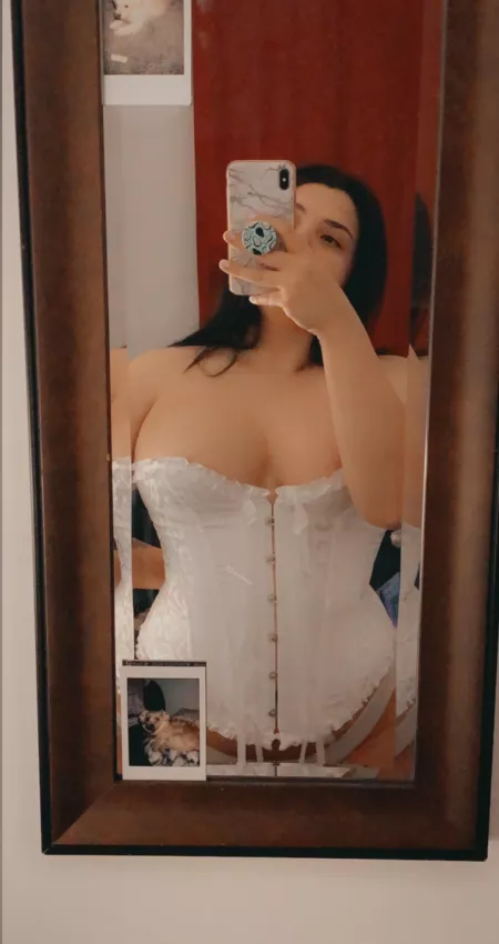 Do you like corsets becauseeee I feel sexy in it! You can have me all day long
