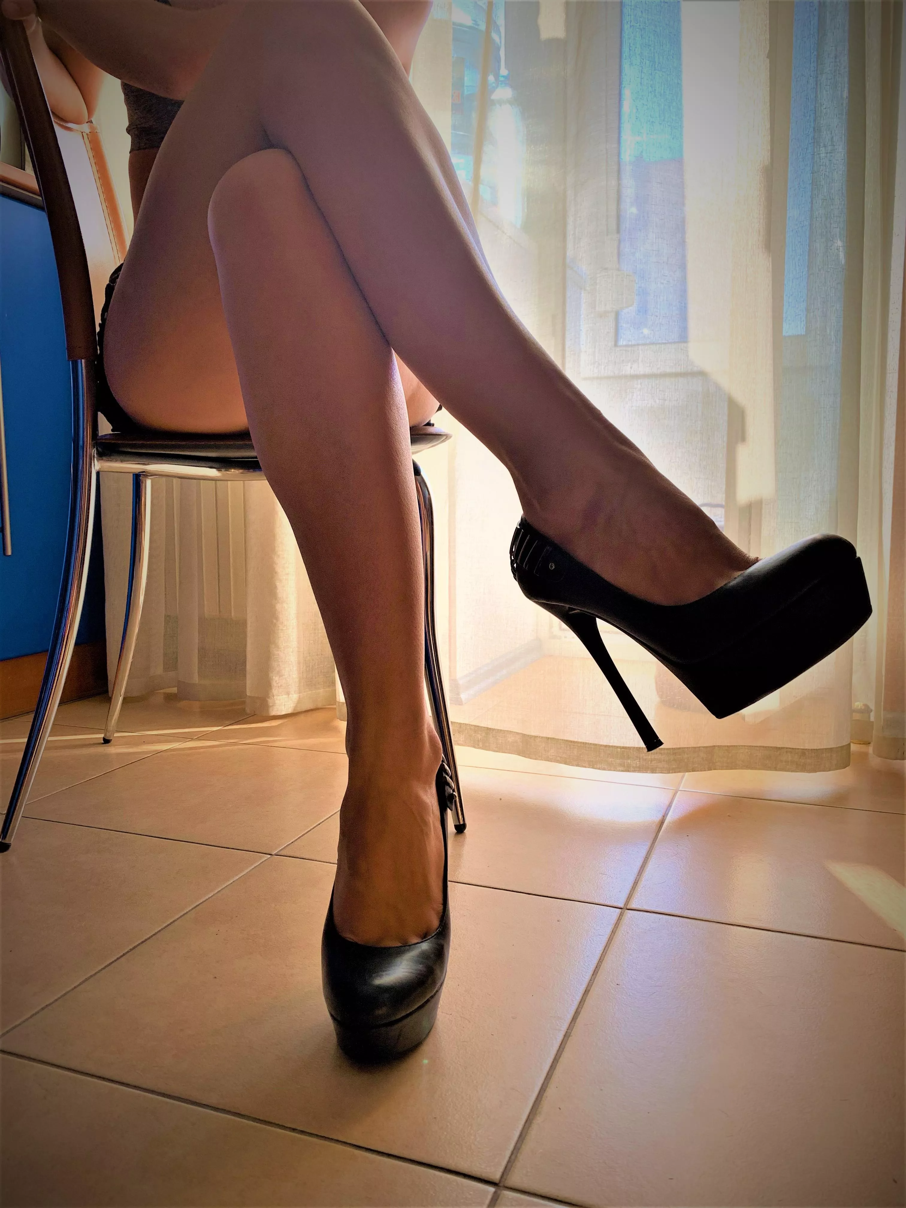 Do you like crossed legs pose?💋🔥