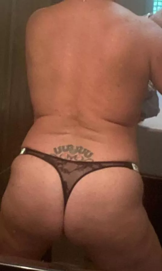 Do you like GILF ass? (F54)