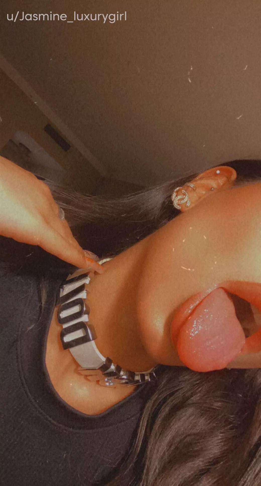 Do you like my collar? 😈