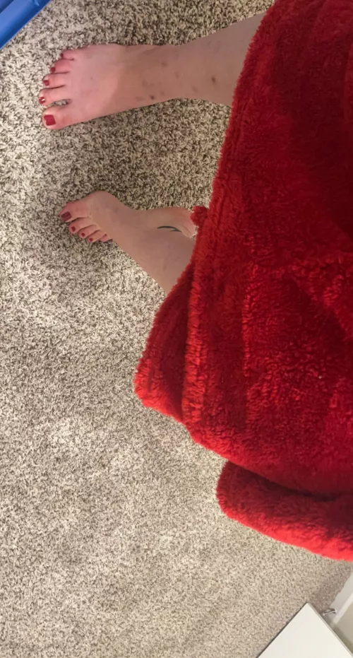 Do you like my cute tasty little toes 🥵 Dms always open 💜