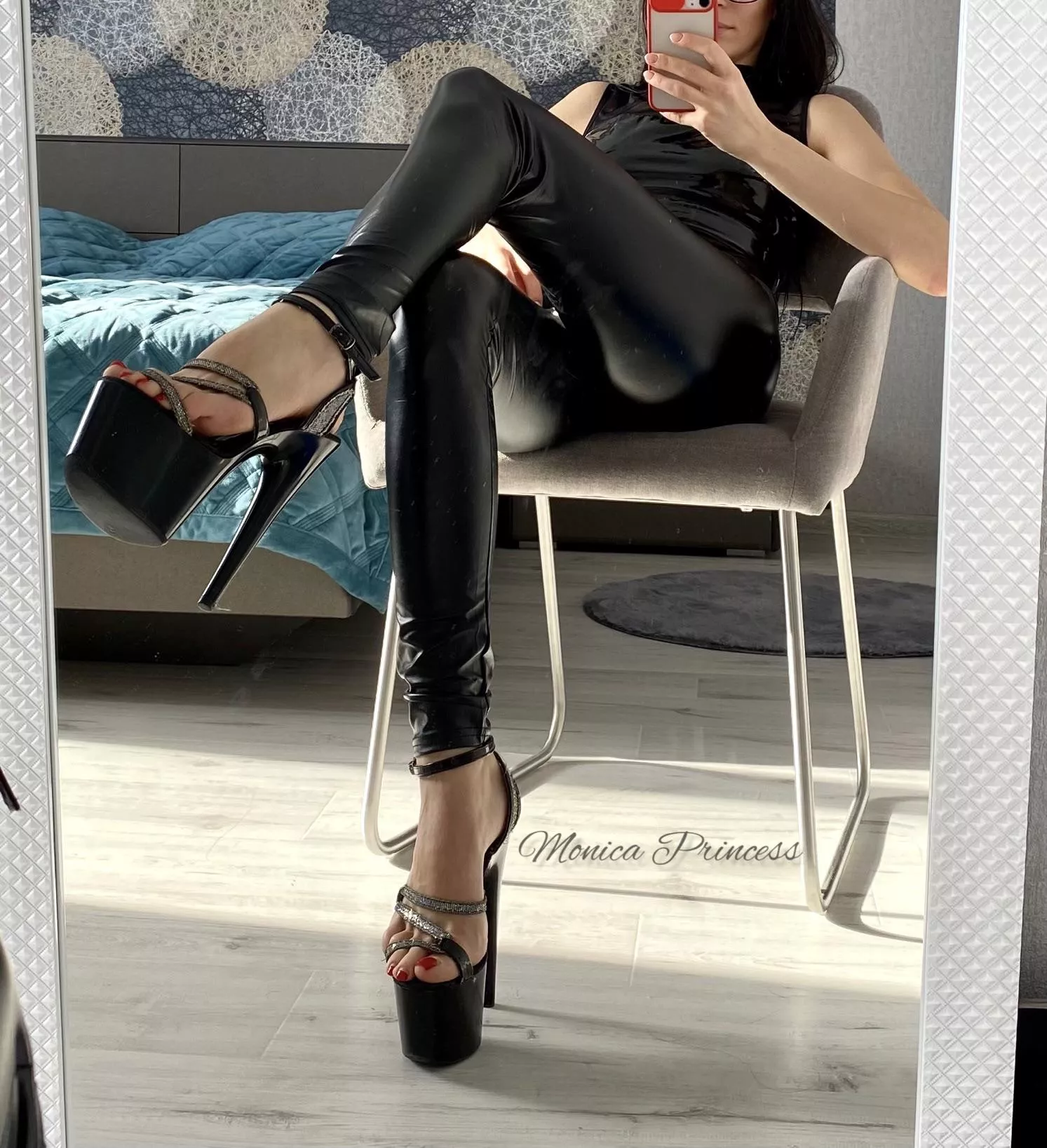 Do you like my high heels?🖤