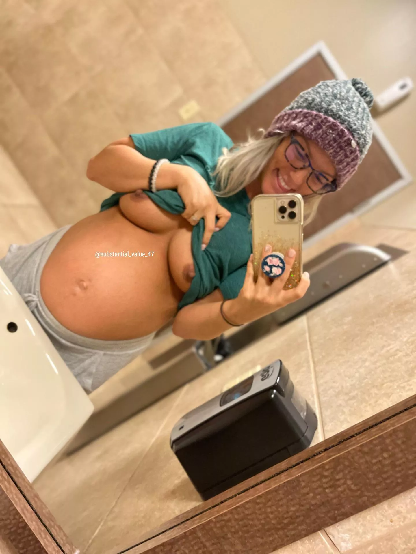 Do you like my preggo body?