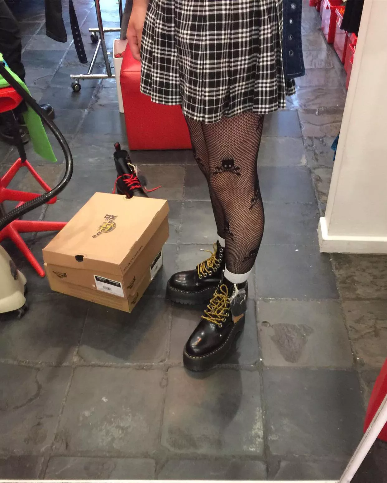 Do you like my shoes? 👠