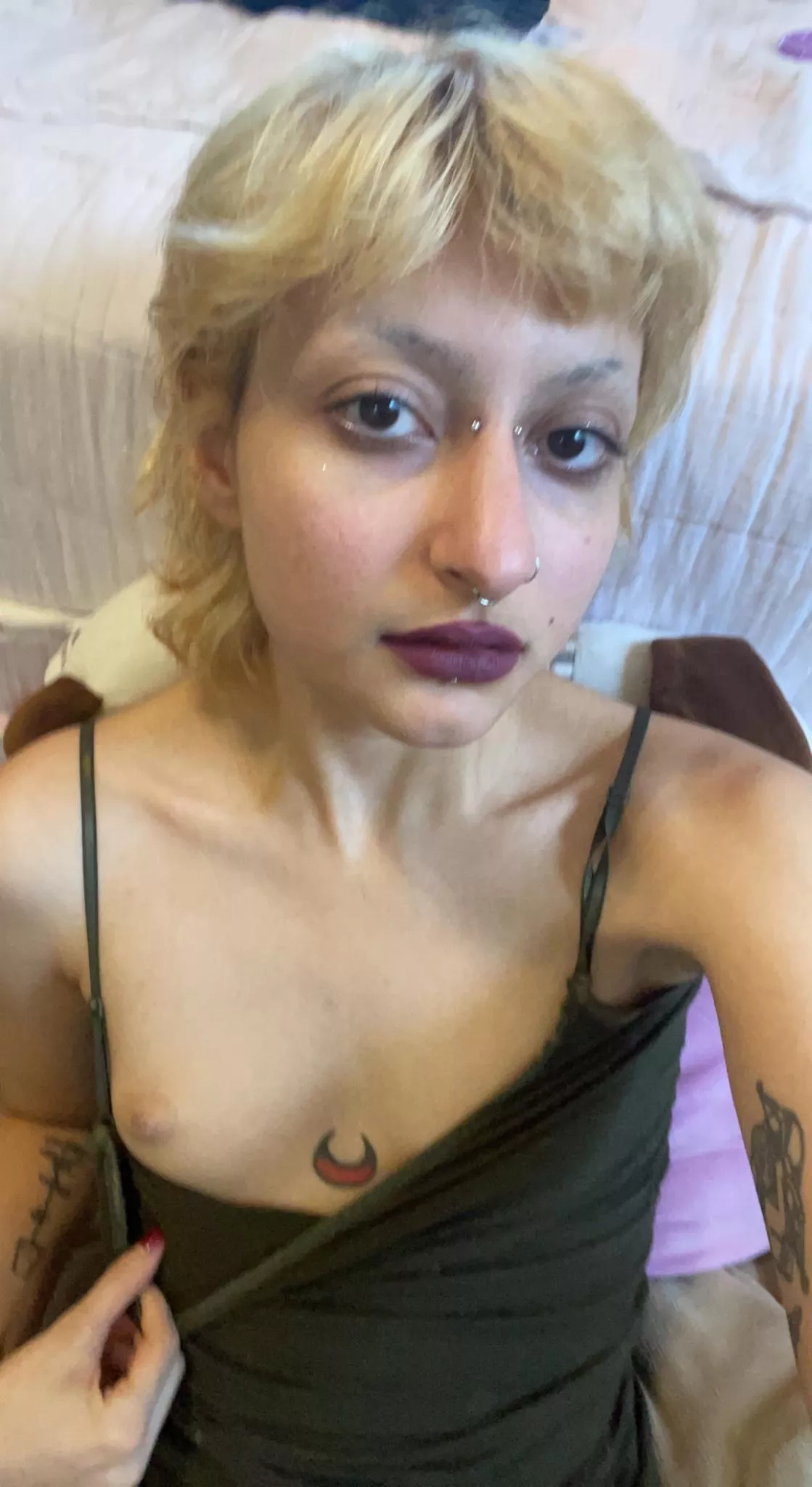 Do you like stoner chicks with small tits and short hair? Do you like stoner chicks with small tits and short hair?