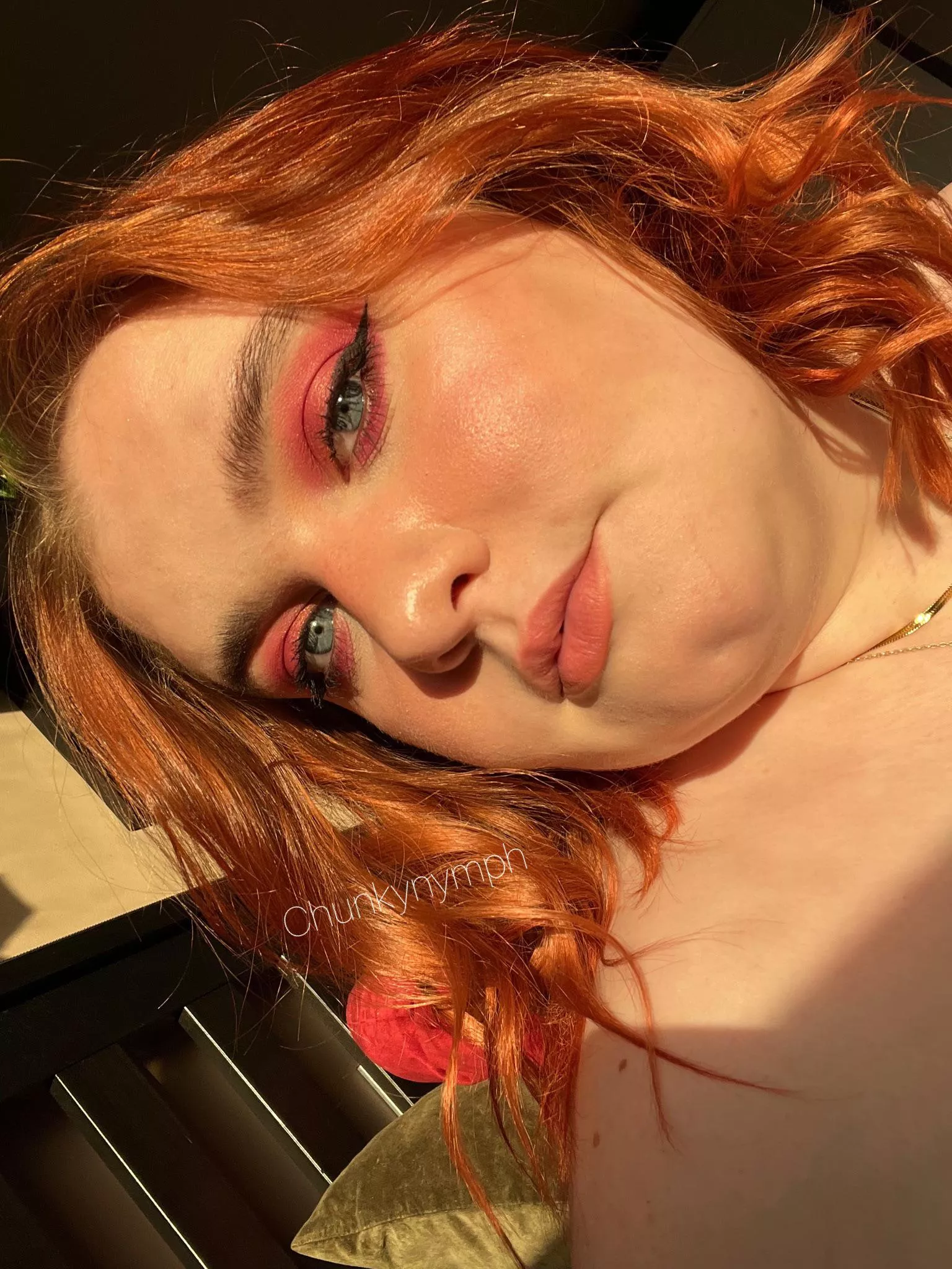 Do you like sunlight selfies? I feel pretty in these sort of pics!