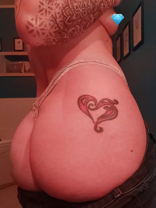 Do you love petite tattooed girl with a big booty ?