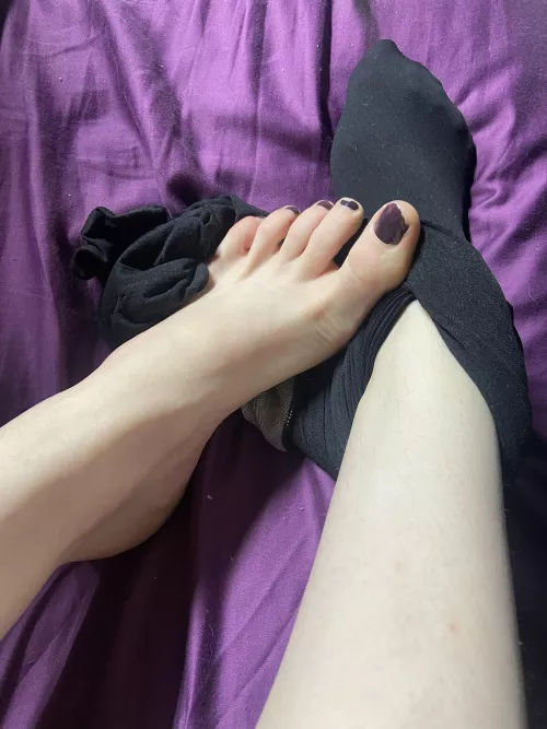 Do you want play with my soft feet? Help me take my tights off 😫