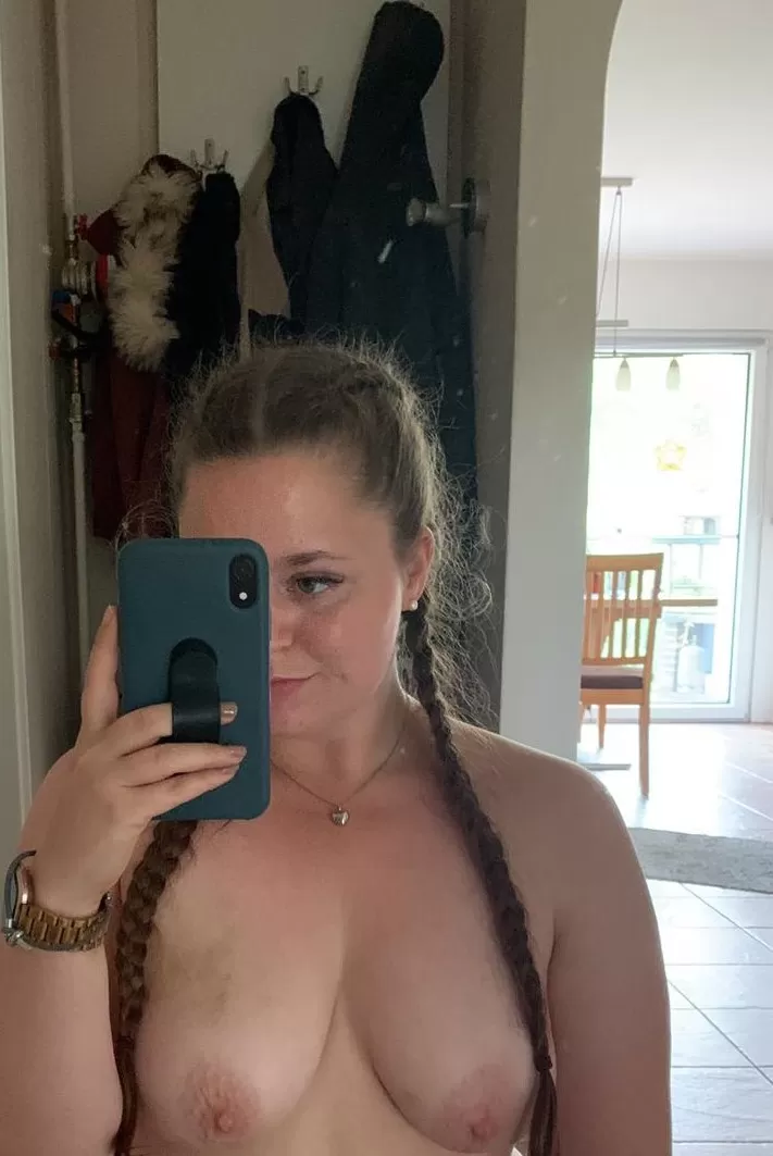 Do you want to watch me ridin my dildo? Do you want to watch me ridin my dildo?