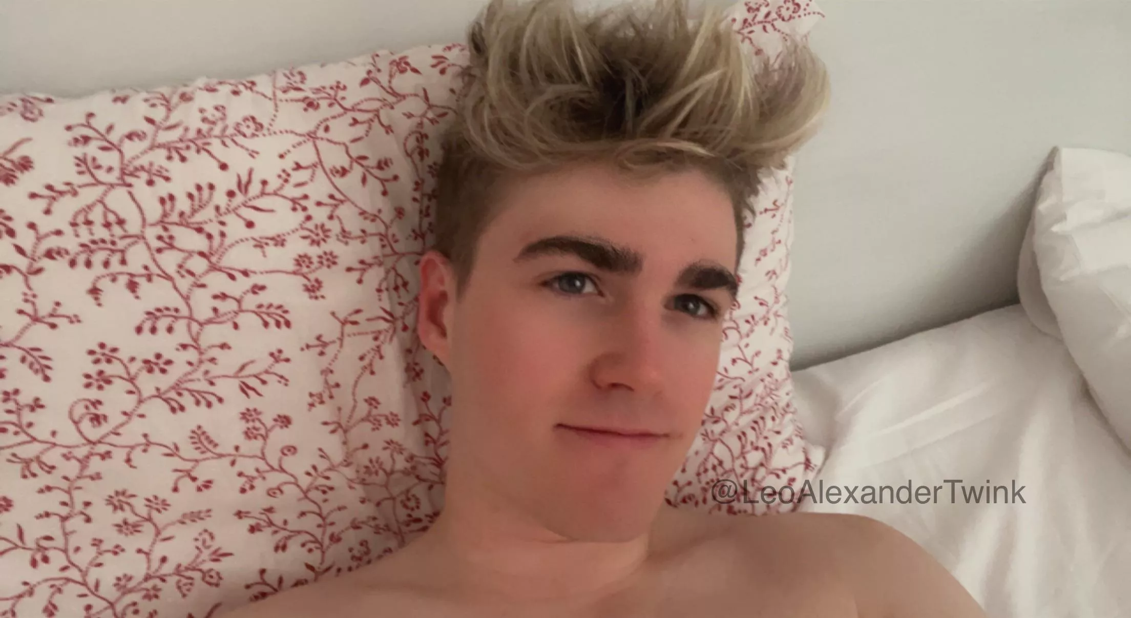 Does anyone else wake up with MAJOR bed head? 😱