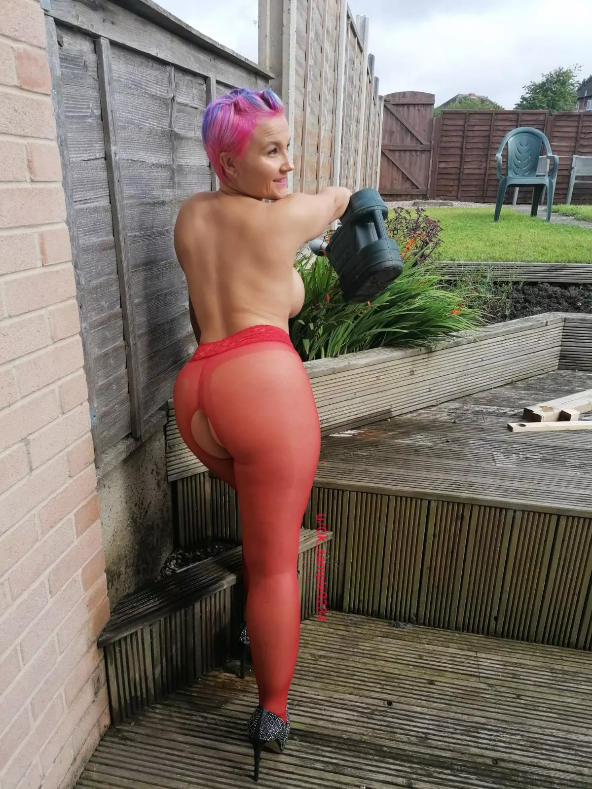 Does anyone need a hand in the garden? 💋💋😛😛 Does anyone need a hand in the garden? 💋💋😛😛