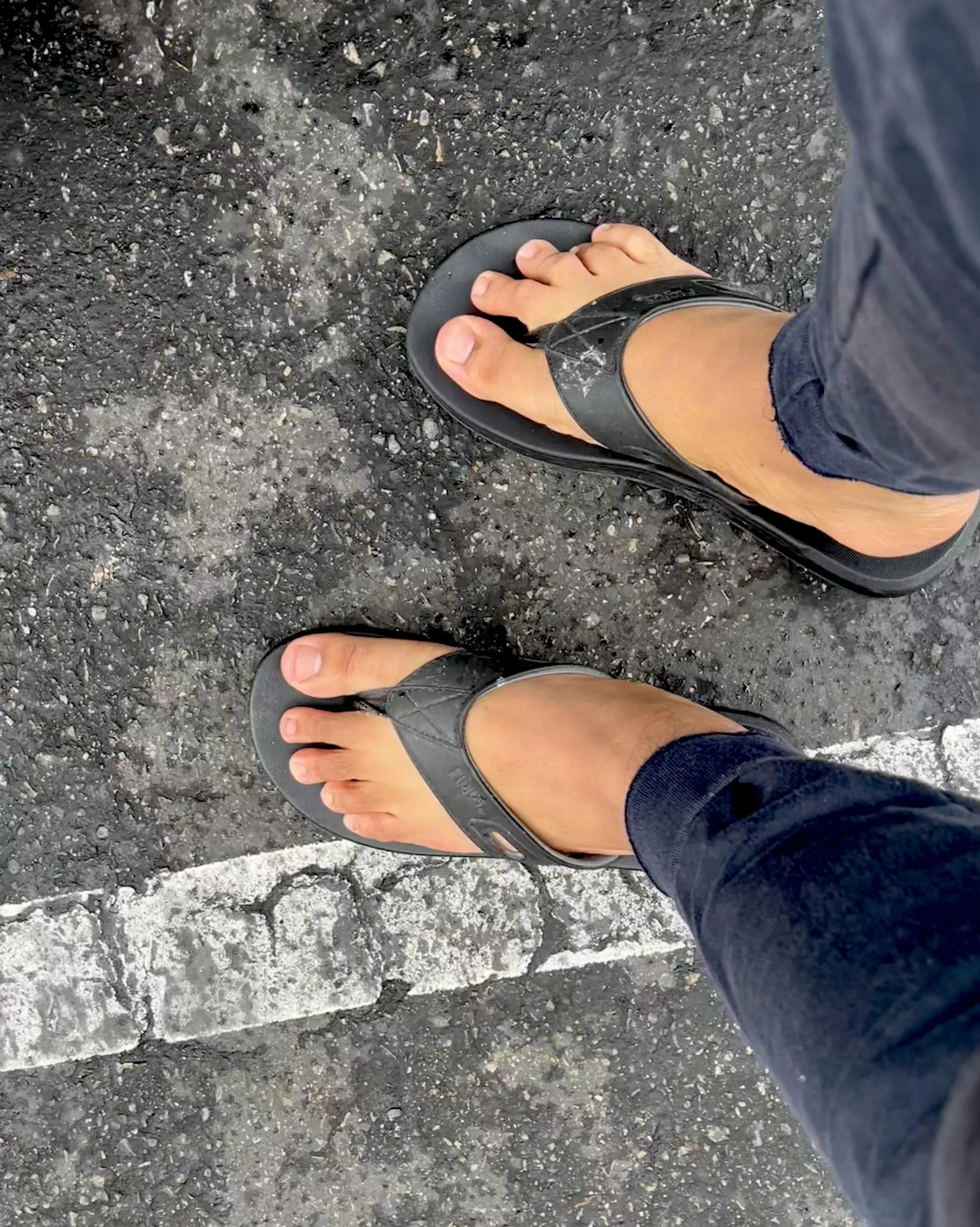 Does anyone turn on to see flip-flops 🩴 guy in public?