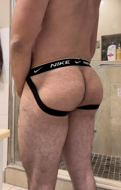 Does this jockstrap make my butt look big? 🤔