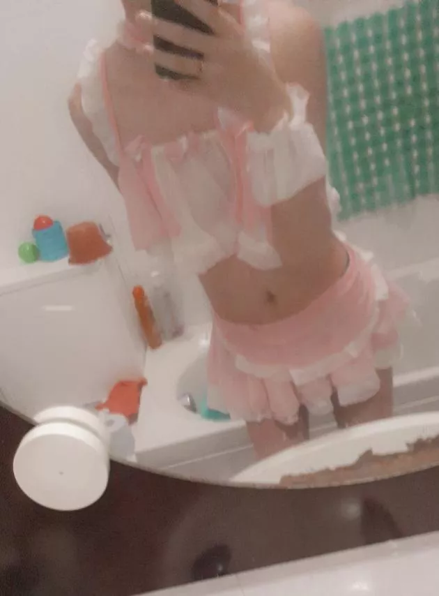 Does this outfit make me look girly owo?
